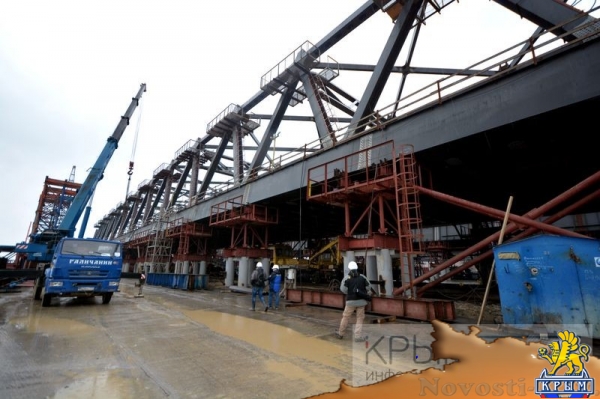 Строители продолжают подготовку к монтажу арок судоходных пролётов Крымского моста (ФОТОРЕПОРТАЖ) - «Политика Крыма»
