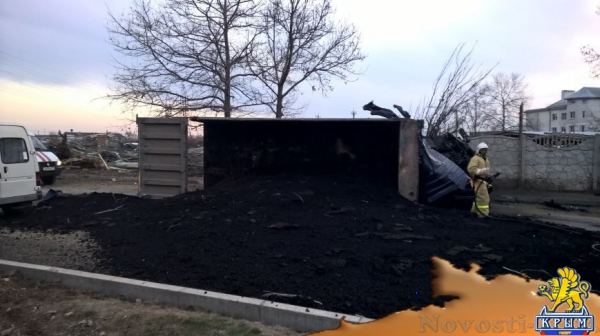 В Севастополе грузовик с асфальтом врезался в дерево и перевернулся: водитель погиб (ФОТО, ВИДЕО) - «Симферополь»