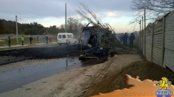 В Севастополе грузовик с асфальтом врезался в дерево и перевернулся: водитель погиб (ФОТО, ВИДЕО) - «Симферополь»