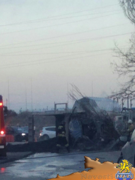 В Севастополе грузовик с асфальтом врезался в дерево и перевернулся: водитель погиб (ФОТО, ВИДЕО) - «Симферополь»