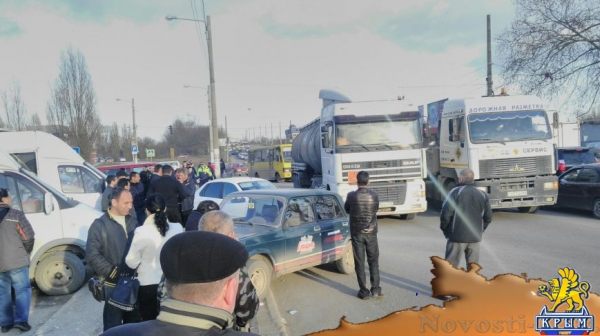 В Симферополе учебная машина, "встретившись" с бензовозом, завалила забор (ФОТО) - «Симферополь» В Симферополе учебная машина, "встретившись" с бензовозом, завалила забор (ФОТО) - «Симферополь»