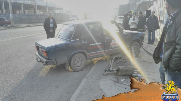 В Симферополе учебная машина, "встретившись" с бензовозом, завалила забор (ФОТО) - «Симферополь» В Симферополе учебная машина, "встретившись" с бензовозом, завалила забор (ФОТО) - «Симферополь»