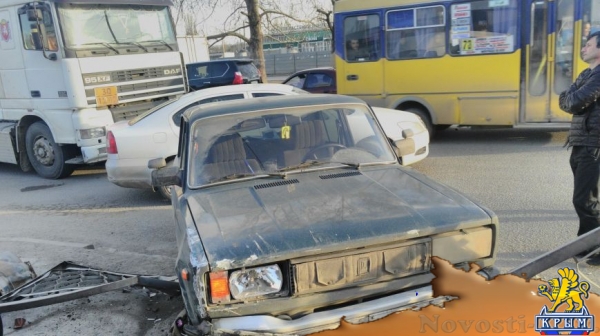 В Симферополе учебная машина, "встретившись" с бензовозом, завалила забор (ФОТО) - «Симферополь» В Симферополе учебная машина, "встретившись" с бензовозом, завалила забор (ФОТО) - «Симферополь»