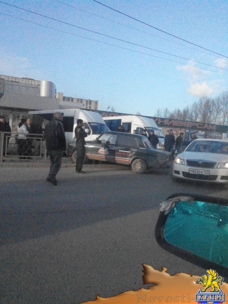 В Симферополе учебная машина, "встретившись" с бензовозом, завалила забор (ФОТО) - «Симферополь» В Симферополе учебная машина, "встретившись" с бензовозом, завалила забор (ФОТО) - «Симферополь»