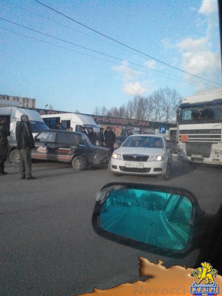 В Симферополе учебная машина, "встретившись" с бензовозом, завалила забор (ФОТО) - «Симферополь» В Симферополе учебная машина, "встретившись" с бензовозом, завалила забор (ФОТО) - «Симферополь»