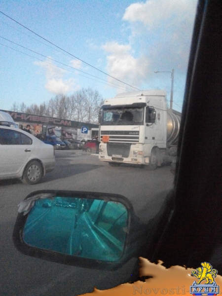 В Симферополе учебная машина, "встретившись" с бензовозом, завалила забор (ФОТО) - «Симферополь» В Симферополе учебная машина, "встретившись" с бензовозом, завалила забор (ФОТО) - «Симферополь»