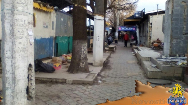 Горы мусора растут на месте снесенных торговых ларьков у Центрального рынка Симферополя (ФОТО) - «Симферополь»