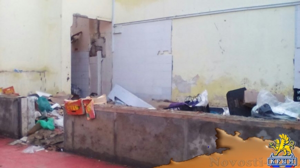 Горы мусора растут на месте снесенных торговых ларьков у Центрального рынка Симферополя (ФОТО) - «Симферополь»