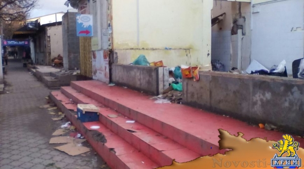 Горы мусора растут на месте снесенных торговых ларьков у Центрального рынка Симферополя (ФОТО) - «Симферополь»