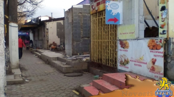 Горы мусора растут на месте снесенных торговых ларьков у Центрального рынка Симферополя (ФОТО) - «Симферополь»