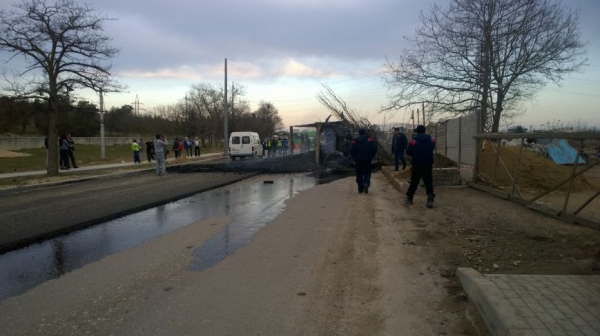 В Севастополе грузовик с асфальтом врезался в дерево и перевернулся: водитель погиб (ФОТО, ВИДЕО)  - «Новости Севастополя»
