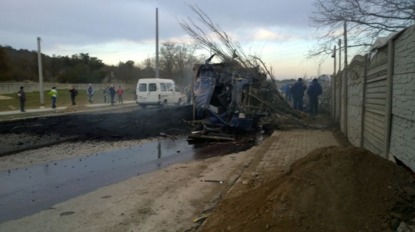 В Севастополе грузовик с асфальтом врезался в дерево и перевернулся: водитель погиб (ФОТО, ВИДЕО)  - «Новости Севастополя»