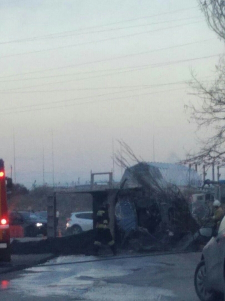 В Севастополе грузовик с асфальтом врезался в дерево и перевернулся: водитель погиб (ФОТО, ВИДЕО)  - «Новости Севастополя»