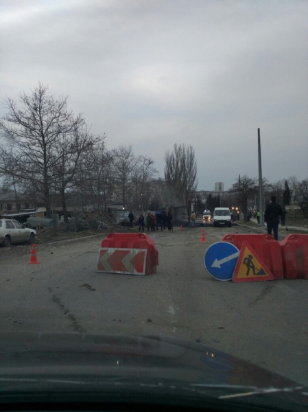 В Севастополе грузовик с асфальтом врезался в дерево и перевернулся: водитель погиб (ФОТО, ВИДЕО)  - «Новости Севастополя»