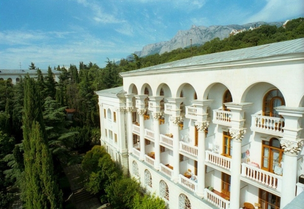 Специалисты Госкомрегистра оформляют право собственности на недвижимость госпредприятия «Санаторий Родина» за Республикой Крым - «Госкомрегистр»