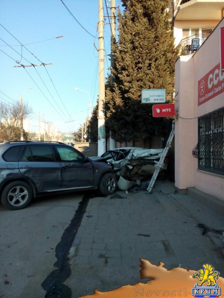 В Алуште BMW смял припаркованное авто - «Происшествия»