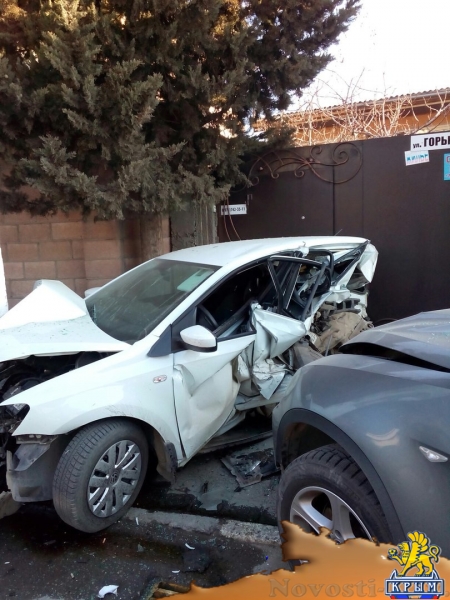 В Алуште BMW смял припаркованное авто - «Происшествия»