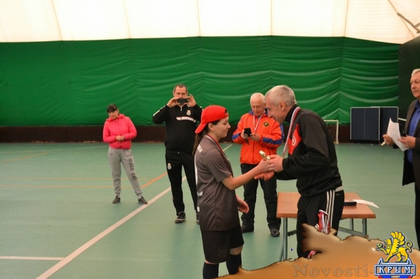 В Керченском спорткомплексе женские команды поборолись за кубок по мини-футболу - «Керчь»