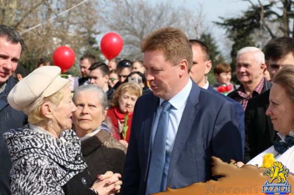 Женщин Севастополя поздравили 18-метровой открыткой (ФОТО)  - «Общество»