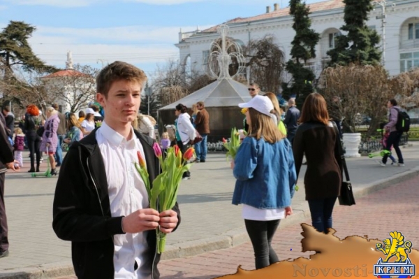 Женщин Севастополя поздравили 18-метровой открыткой (ФОТО)  - «Общество»