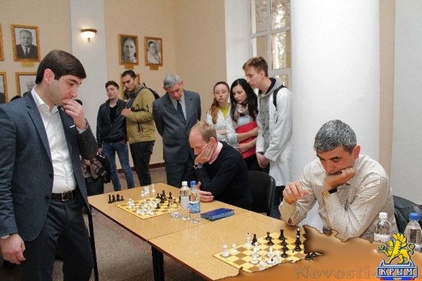 Международный гроссмейстер провел сеанс одновременной игры в шахматы в Медакадемии КФУ (ФОТО) - «Общество Крыма»
