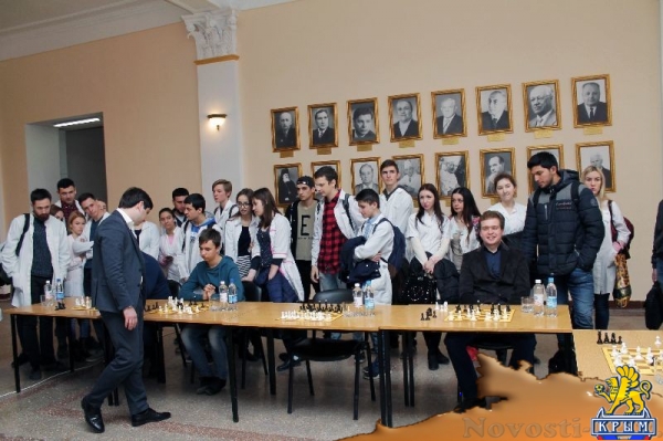 Международный гроссмейстер провел сеанс одновременной игры в шахматы в Медакадемии КФУ (ФОТО) - «Общество Крыма»