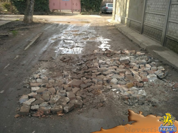 В Симферополе ямы на дорогах засыпают битыми кирпичами, а лужи - асфальтом (ФОТОФАКТ) - «Симферополь» В Симферополе ямы на дорогах засыпают битыми кирпичами, а лужи - асфальтом (ФОТОФАКТ) - «Симферополь»