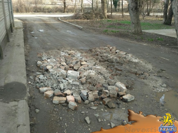 В Симферополе ямы на дорогах засыпают битыми кирпичами, а лужи - асфальтом (ФОТОФАКТ) - «Симферополь» В Симферополе ямы на дорогах засыпают битыми кирпичами, а лужи - асфальтом (ФОТОФАКТ) - «Симферополь»