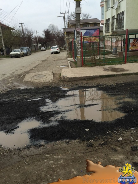 В Симферополе ямы на дорогах засыпают битыми кирпичами, а лужи - асфальтом (ФОТОФАКТ) - «Симферополь» В Симферополе ямы на дорогах засыпают битыми кирпичами, а лужи - асфальтом (ФОТОФАКТ) - «Симферополь»