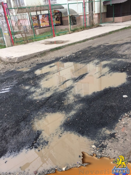 В Симферополе ямы на дорогах засыпают битыми кирпичами, а лужи - асфальтом (ФОТОФАКТ) - «Симферополь» В Симферополе ямы на дорогах засыпают битыми кирпичами, а лужи - асфальтом (ФОТОФАКТ) - «Симферополь»