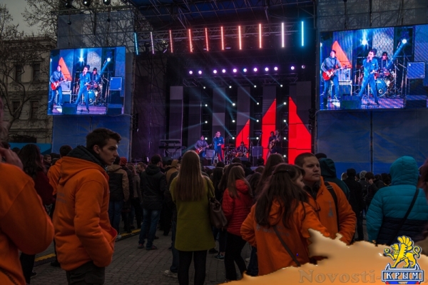 Севастопольские студенты создали огромный живой российский флаг к годовщине референдума (ФОТО) - «Общество Крыма»