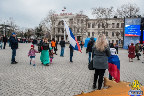 Севастопольские студенты создали огромный живой российский флаг к годовщине референдума (ФОТО) - «Общество Крыма»