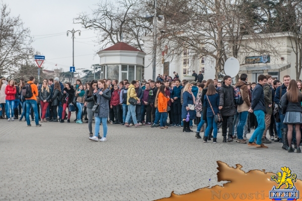 Севастопольские студенты создали огромный живой российский флаг к годовщине референдума (ФОТО) - «Общество Крыма»
