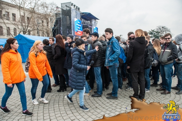 Севастопольские студенты создали огромный живой российский флаг к годовщине референдума (ФОТО) - «Общество Крыма»