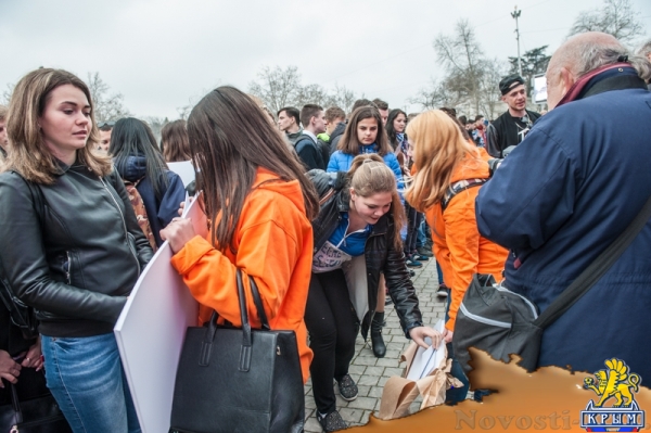 Севастопольские студенты создали огромный живой российский флаг к годовщине референдума (ФОТО) - «Общество Крыма»