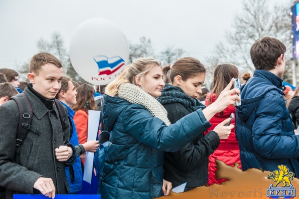 Севастопольские студенты создали огромный живой российский флаг к годовщине референдума (ФОТО) - «Общество Крыма»