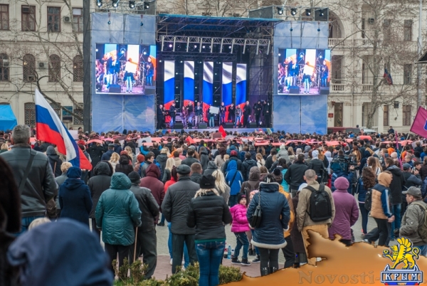 Севастопольские студенты создали огромный живой российский флаг к годовщине референдума (ФОТО) - «Общество Крыма»