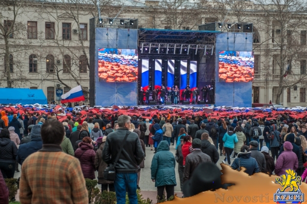 Севастопольские студенты создали огромный живой российский флаг к годовщине референдума (ФОТО) - «Общество Крыма»