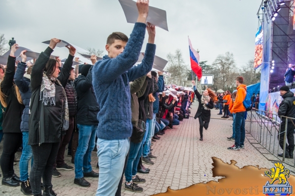 Севастопольские студенты создали огромный живой российский флаг к годовщине референдума (ФОТО) - «Общество Крыма»