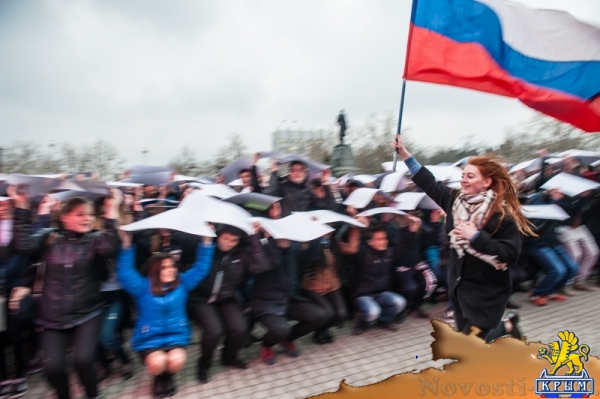 Севастопольские студенты создали огромный живой российский флаг к годовщине референдума (ФОТО) - «Общество Крыма»