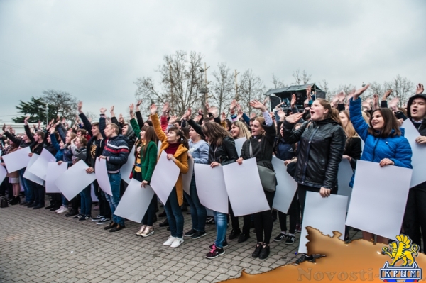 Севастопольские студенты создали огромный живой российский флаг к годовщине референдума (ФОТО) - «Общество Крыма»