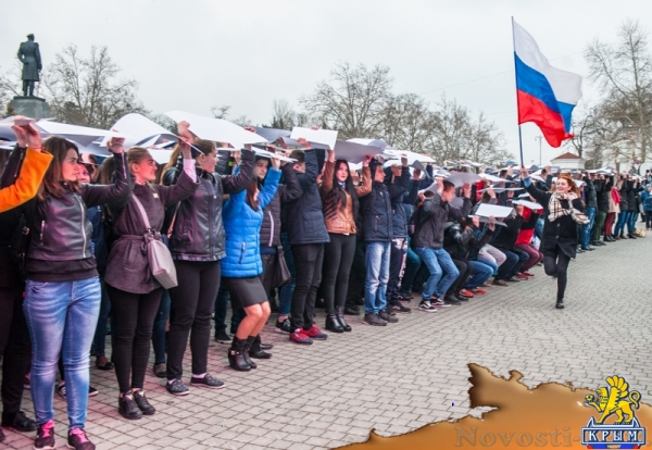 Севастопольские студенты создали огромный живой российский флаг к годовщине референдума (ФОТО) - «Общество Крыма»
