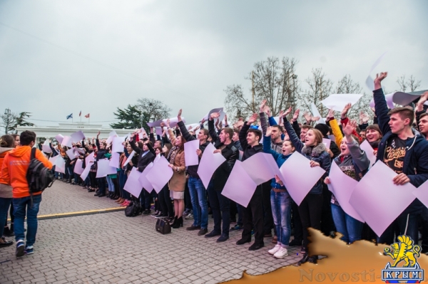 Севастопольские студенты создали огромный живой российский флаг к годовщине референдума (ФОТО) - «Общество Крыма»