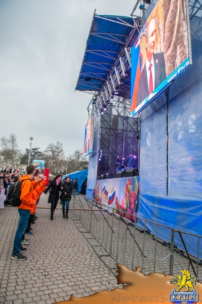 Севастопольские студенты создали огромный живой российский флаг к годовщине референдума (ФОТО) - «Общество Крыма»