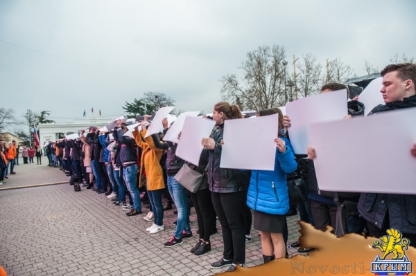 Севастопольские студенты создали огромный живой российский флаг к годовщине референдума (ФОТО) - «Общество Крыма»