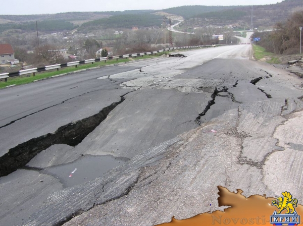 Дорога на трассе Симферополь-Севастополь провалилась: рабочих пока не видно (ФОТО) - «Симферополь»