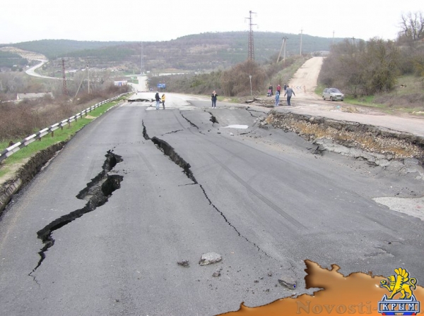 Дорога на трассе Симферополь-Севастополь провалилась: рабочих пока не видно (ФОТО) - «Симферополь»