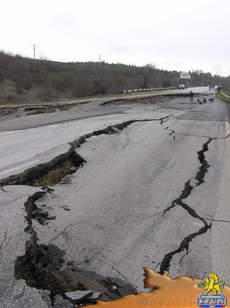 Дорога на трассе Симферополь-Севастополь провалилась: рабочих пока не видно (ФОТО) - «Симферополь»