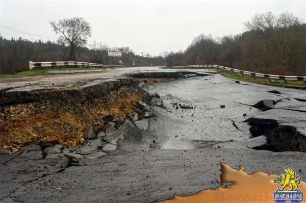 Дорога на трассе Симферополь-Севастополь провалилась: рабочих пока не видно (ФОТО) - «Симферополь»