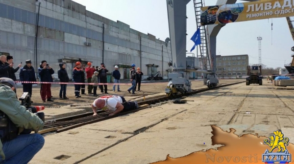 Владивостокский богатырь в честь Крыма сдвинул с места 312-тонный кран (ФОТОФАКТ) - «Симферополь» Владивостокский богатырь в честь Крыма сдвинул с места 312-тонный кран (ФОТОФАКТ) - «Симферополь»
